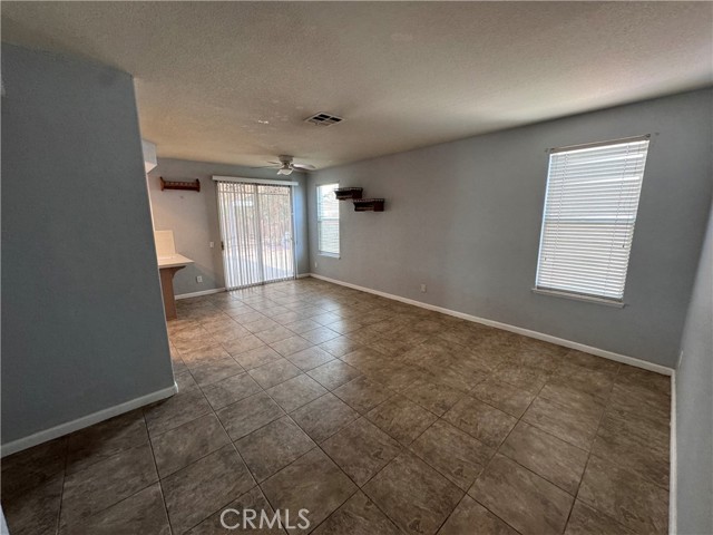 Detail Gallery Image 4 of 30 For 13208 Berkeley Ln, Victorville,  CA 92392 - 4 Beds | 2/1 Baths