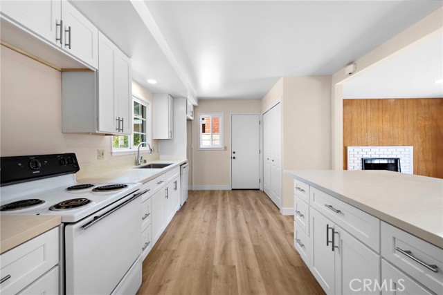 Detail Gallery Image 7 of 32 For 5852 Raphael Dr, Huntington Beach,  CA 92649 - 4 Beds | 2 Baths