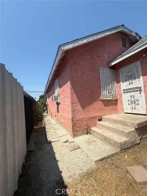 1824 E 109th Street, Los Angeles CA: https://media.crmls.org/medias/e515b23f-e88a-4e04-bf74-e06e457db18a.jpg