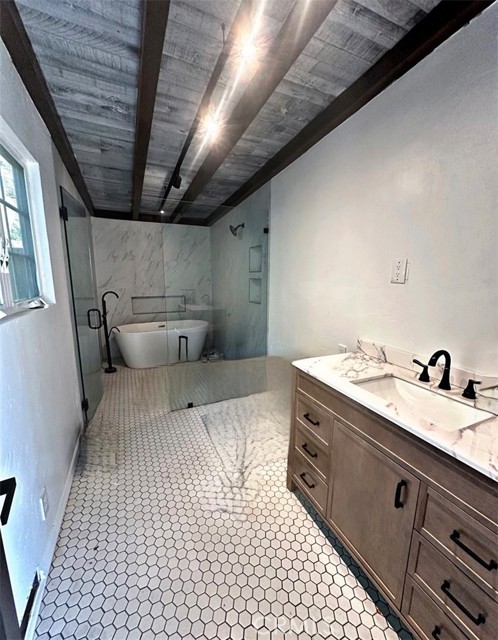 Detail Gallery Image 4 of 6 For 9552 Ventura Way, Chatsworth,  CA 91311 - 2 Beds | 2 Baths