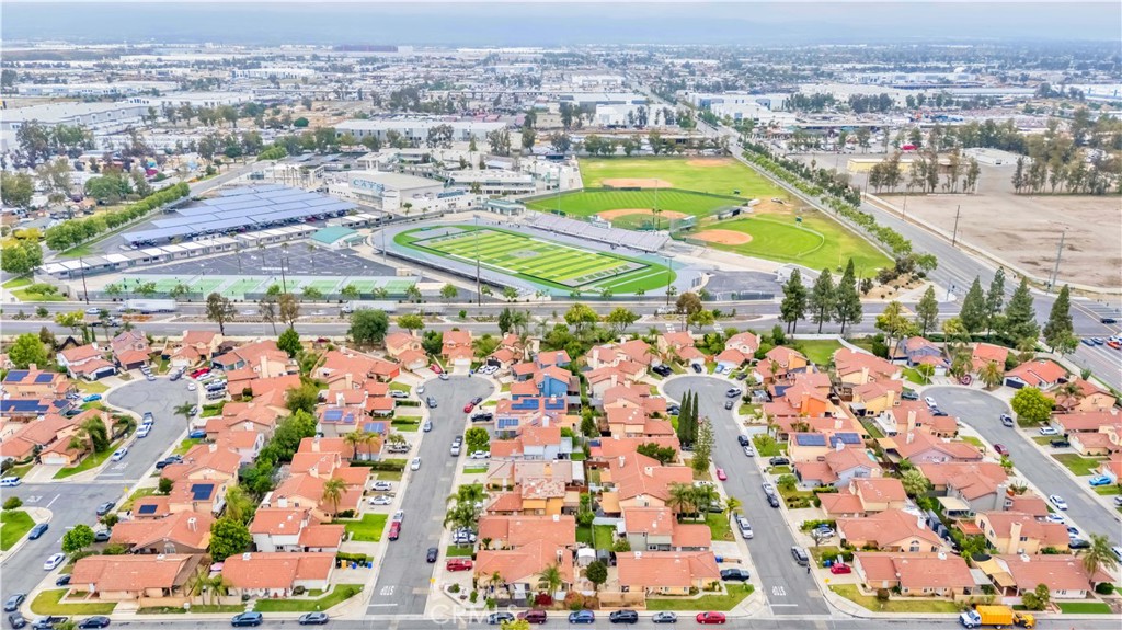https://media.crmls.org/medias/e516e3ae-611c-4e8c-bca6-134caa3142e0.jpg?preset=X-Large