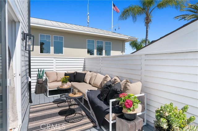 Detail Gallery Image 16 of 41 For 19 Beach Dr, Newport Beach,  CA 92663 - 2 Beds | 2 Baths