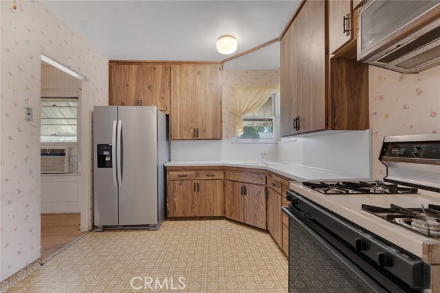 6252 Camellia Avenue, North Hollywood CA: https://media.crmls.org/medias/e51c63c7-cd5e-4cf5-81eb-4059a47d3f2a.jpg