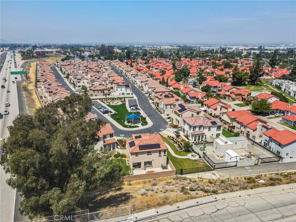 https://media.crmls.org/medias/e51cb0d3-1a3a-4542-b045-02661686257e.jpg?preset=X-Large