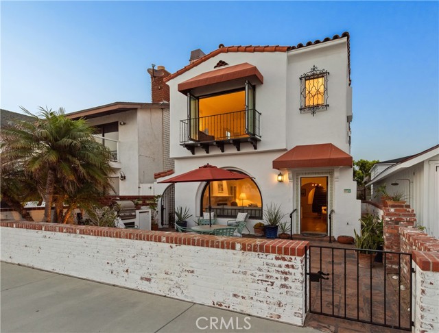 1305 E Balboa Boulevard, Newport Beach CA: https://media.crmls.org/medias/e51d87e2-4a96-4a09-bbca-8a6984945330.jpg