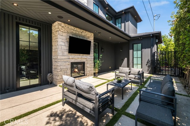 Detail Gallery Image 21 of 48 For 5517 Allott Ave, Sherman Oaks,  CA 91401 - 5 Beds | 6 Baths