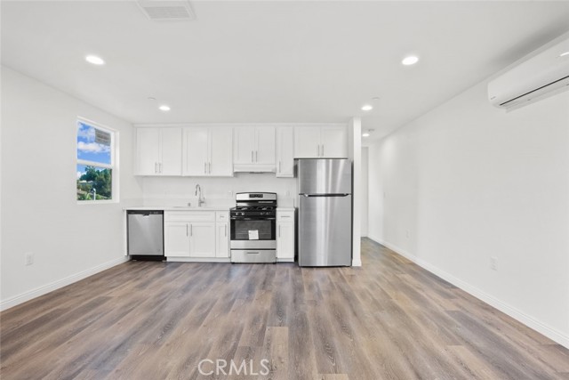 Detail Gallery Image 3 of 12 For 11560 Archwood St, North Hollywood,  CA 91606 - 2 Beds | 2 Baths