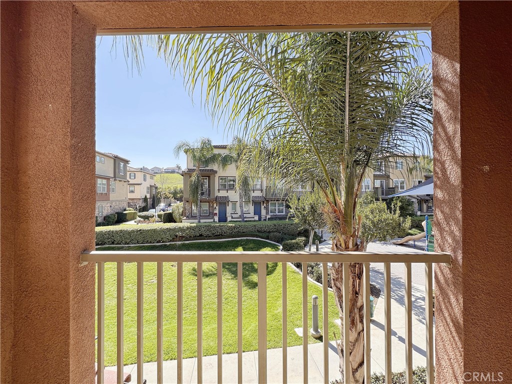 https://media.crmls.org/medias/e51ed6fa-5837-4aed-9796-25a84e7b86f9.jpg?preset=X-Large