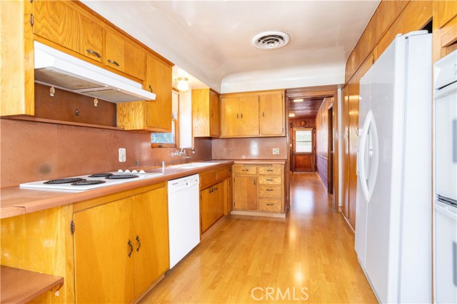 Detail Gallery Image 11 of 24 For 6909 Peach Ave, Van Nuys,  CA 91406 - 4 Beds | 2 Baths