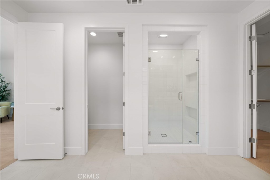 https://media.crmls.org/medias/e5205ec9-1048-4a59-a979-c6e5784da906.jpg?preset=X-Large