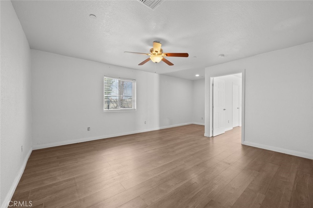 https://media.crmls.org/medias/e52188e2-d8d0-4c0c-b9ca-8fec9179b682.jpg?preset=X-Large