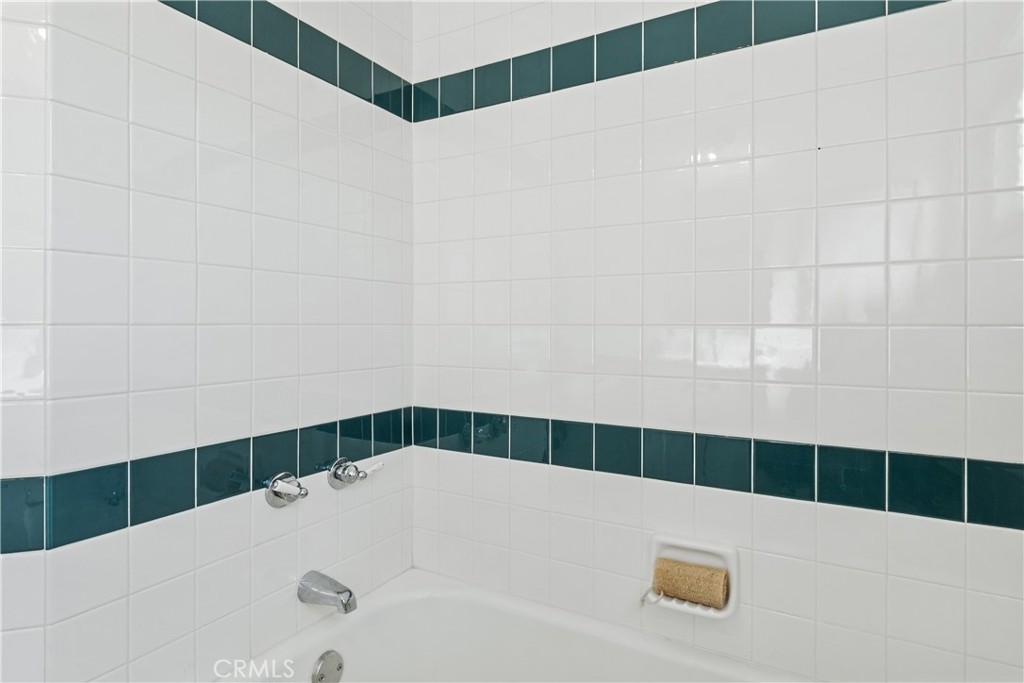 https://media.crmls.org/medias/e5231f6c-b695-45f8-be11-934dfbd191f1.jpg?preset=X-Large