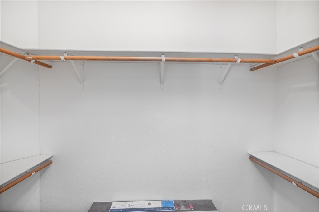 https://media.crmls.org/medias/e525cfcc-3cfa-4d7d-ba0b-d37d27e5686e.jpg?preset=X-Large