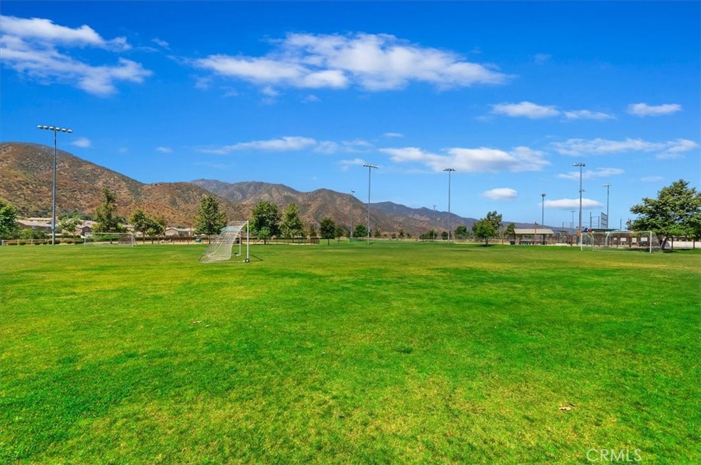 https://media.crmls.org/medias/e52695b4-f6bb-4422-a773-7857a7c93f74.jpg?preset=X-Large