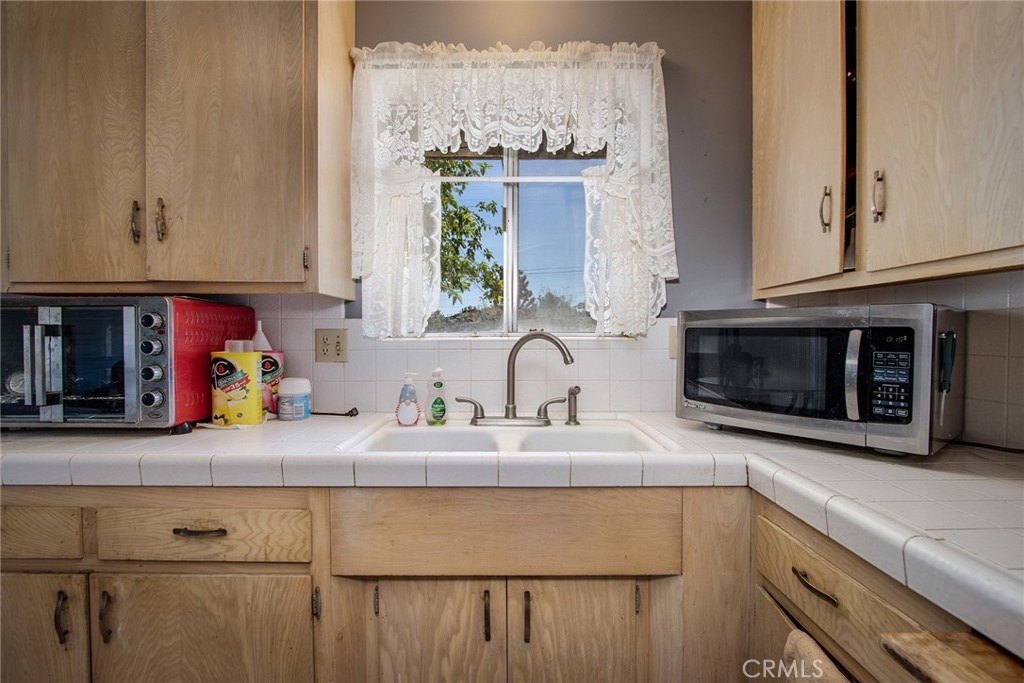 https://media.crmls.org/medias/e526a662-20ad-4c4a-83ba-2603e8d2e5e1.jpg?preset=X-Large