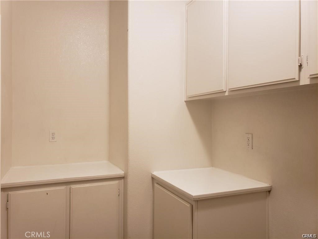 https://media.crmls.org/medias/e52a0790-27a0-47a3-8be9-2e35d92ee944.jpg?preset=X-Large