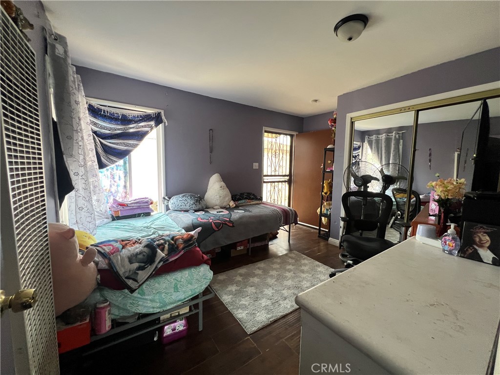 https://media.crmls.org/medias/e52a3f12-163c-4b8d-a1fc-2a8aa90c35d6.jpg?preset=X-Large