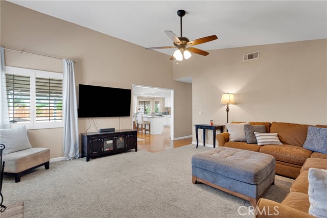 13950 High Falls Trail, Apple Valley CA: https://media.crmls.org/medias/e52c682f-a642-4741-b3fa-28324b016748.jpg