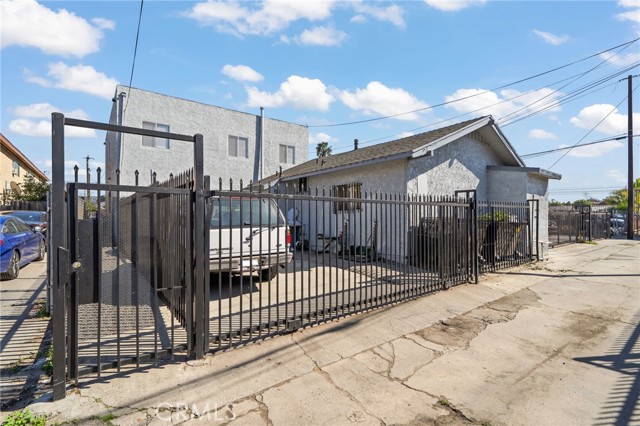 1035 Orange Avenue, Long Beach CA: https://media.crmls.org/medias/e52d22b9-6eba-4903-894b-1a156bbbff6d.jpg