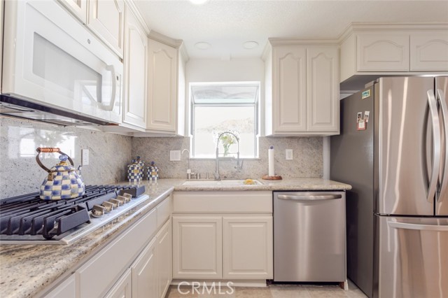 Detail Gallery Image 12 of 39 For 22459 Guadilamar Dr, Saugus,  CA 91350 - 3 Beds | 2 Baths