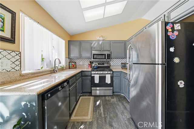 Detail Gallery Image 7 of 24 For 502 Hilltop, Palmdale,  CA 93551 - 2 Beds | 2 Baths