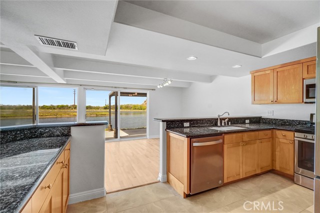 Detail Gallery Image 27 of 37 For 6 Canal Cir, Newport Beach,  CA 92663 - 4 Beds | 3 Baths