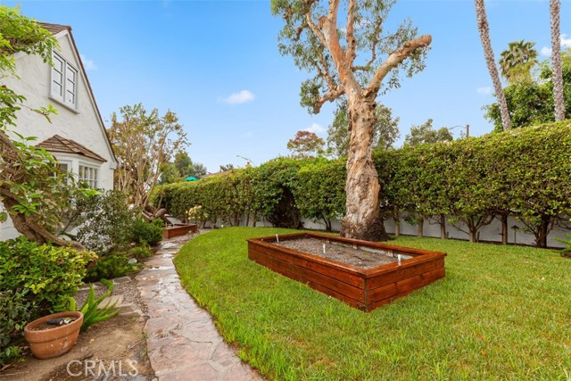 PRIVATE SECULED FRONT YARD