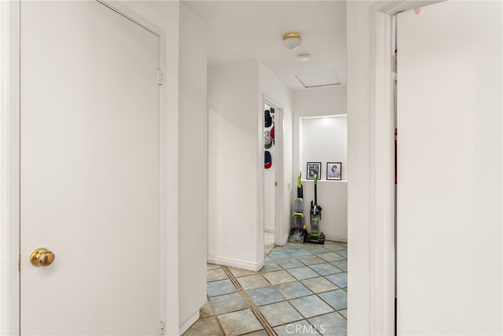 https://media.crmls.org/medias/e53250e2-ccec-494a-ad68-8e2fd26fc3a1.jpg?preset=X-Large