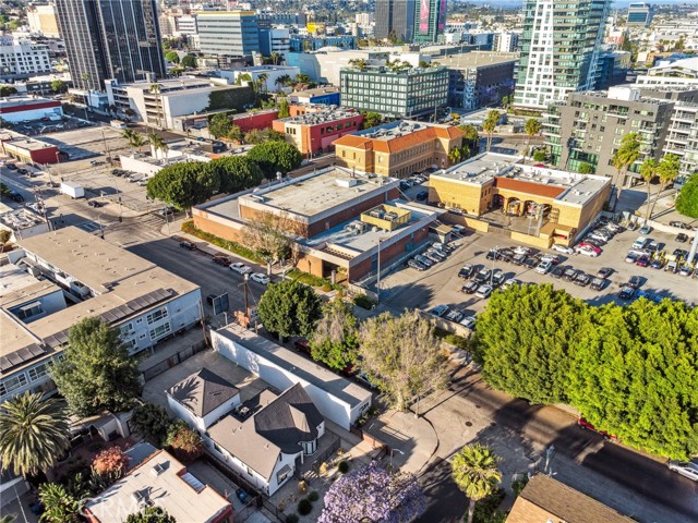 6521 Homewood Avenue, Los Angeles CA: https://media.crmls.org/medias/e5337f66-8f36-4505-8604-6eb4d10b39b8.jpg
