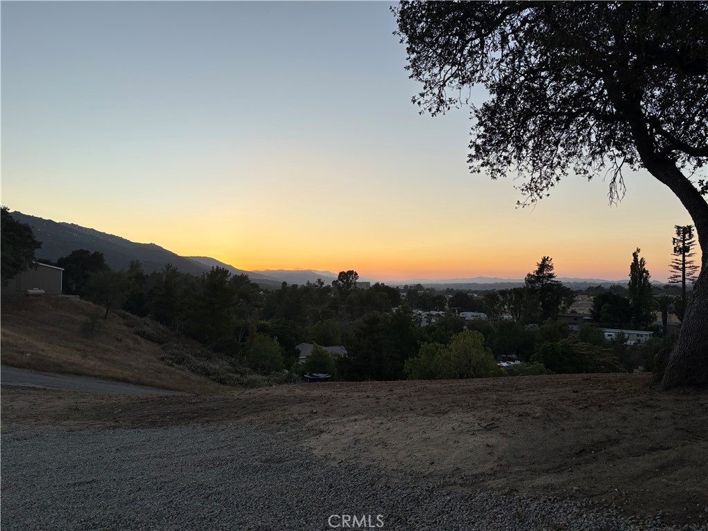 https://media.crmls.org/medias/e5339a68-6e62-4607-a18d-8549501d8599.jpg?preset=X-Large