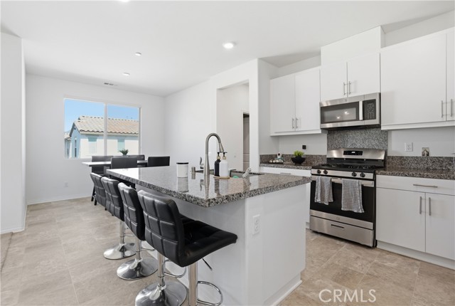 Detail Gallery Image 4 of 45 For 16651 Snowdrop #1,  Fontana,  CA 92336 - 3 Beds | 2 Baths