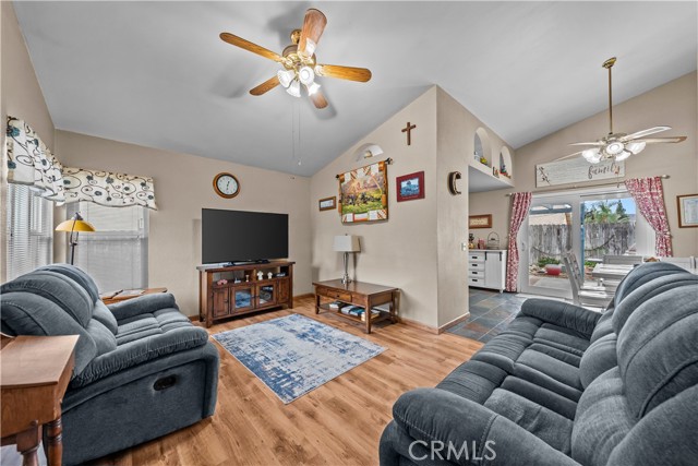 13995 Ranchero Dr, Fontana CA: https://media.crmls.org/medias/e53617b9-2655-4d91-b39f-e060e12d150d.jpg