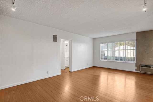 Detail Gallery Image 5 of 19 For 6643 De Longpre #5,  Los Angeles,  CA 90028 - 2 Beds | 2 Baths