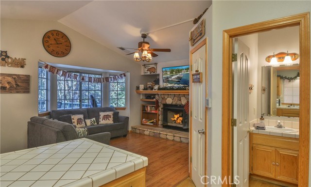 Detail Gallery Image 9 of 22 For 735 E Victoria Ct, Lake Arrowhead,  CA 92352 - 2 Beds | 1/1 Baths