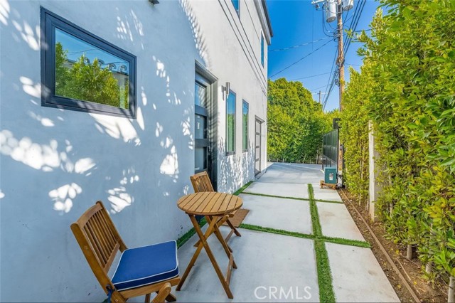 Detail Gallery Image 23 of 25 For 12134 Clarkson Rd, Los Angeles,  CA 90064 - 2 Beds | 3/1 Baths