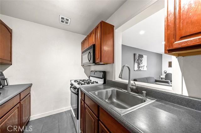 1222 N Olive Dr, West Hollywood CA: https://media.crmls.org/medias/e53aa45d-309c-4a0a-82cb-b2d3dd9b4513.jpg