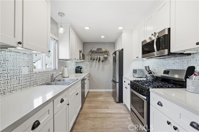 Detail Gallery Image 8 of 59 For 116 5th Place, Manhattan Beach,  CA 90266 - 5 Beds | 3 Baths