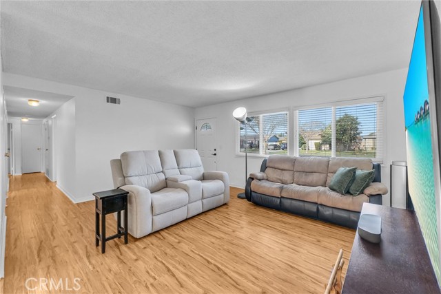 Detail Gallery Image 6 of 35 For 16572 Patricia Ln, Huntington Beach,  CA 92647 - 4 Beds | 2 Baths