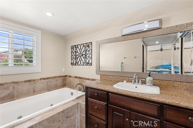 40 Country Wood Drive, Phillips Ranch CA: https://media.crmls.org/medias/e544bc43-7ccb-4bd1-854a-afcdf569304a.jpg