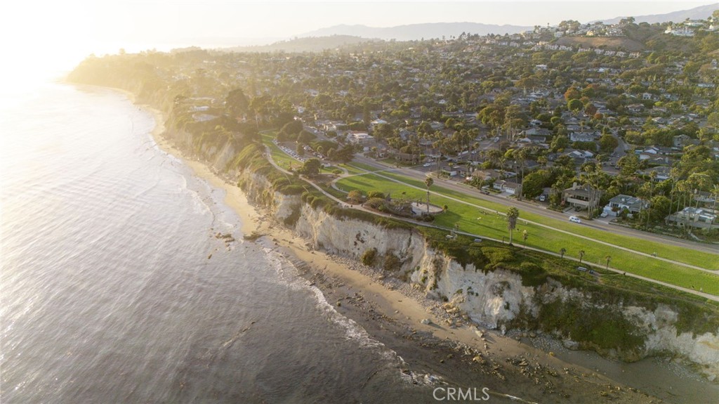 https://media.crmls.org/medias/e5451e40-7fec-47ff-9384-9fcff3f87786.jpg?preset=X-Large