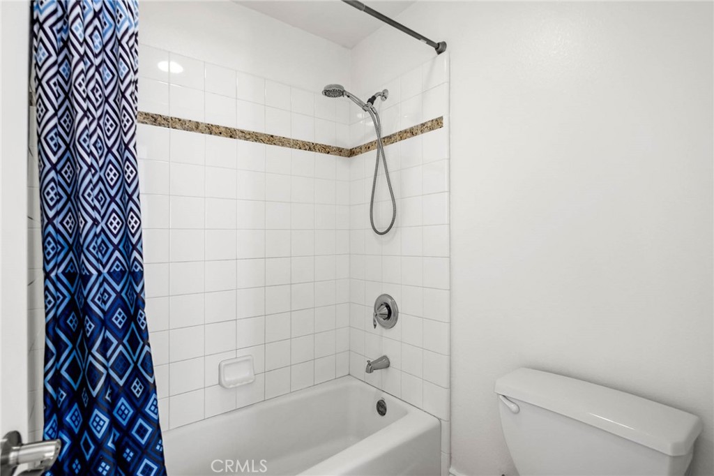 https://media.crmls.org/medias/e54a0047-2a7b-4a3b-bf02-94a4405d3684.jpg?preset=X-Large