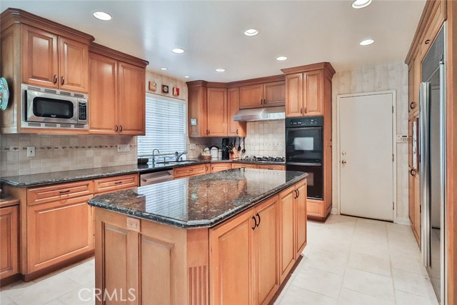 9845 Encino Avenue, Northridge CA: https://media.crmls.org/medias/e54c3c2e-c75e-4ed1-b877-bb05343a2b12.jpg