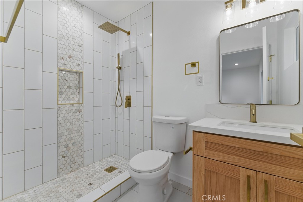 https://media.crmls.org/medias/e551022a-a5a3-436b-840d-cc89f754d14c.jpg?preset=X-Large