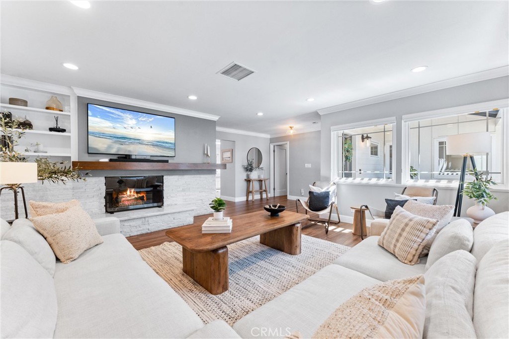 MLS #OC25137424 img 1