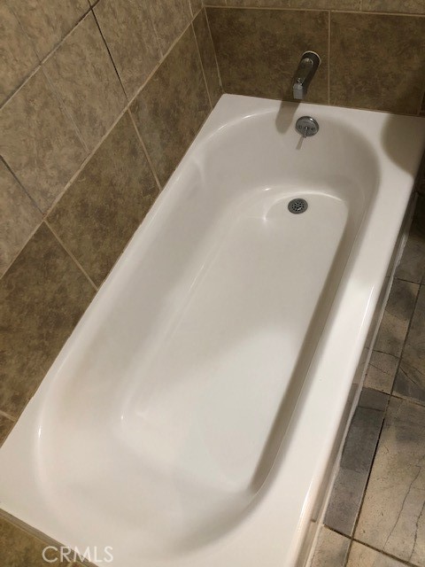 https://media.crmls.org/medias/e5531da6-c02b-472a-aff2-61aa544c4924.jpg?preset=X-Large