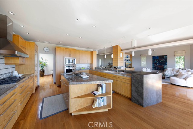 3 Harbor Ridge Drive, Newport Beach CA: https://media.crmls.org/medias/e55341cc-7b37-4509-9135-f07b99363380.jpg