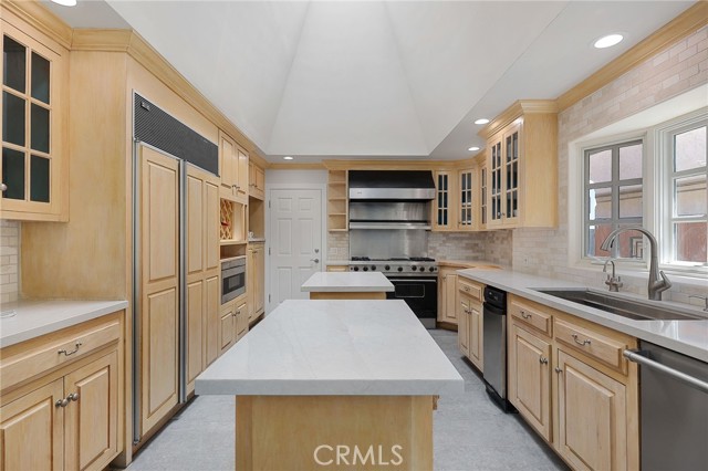 Detail Gallery Image 8 of 20 For 5047 Orrville Ave, Woodland Hills,  CA 91367 - 4 Beds | 2/1 Baths