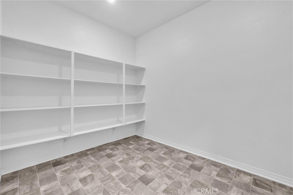 https://media.crmls.org/medias/e5543885-58a3-49ef-8546-95145730f770.jpg?preset=X-Large