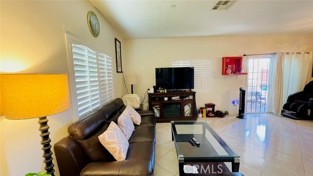 Detail Gallery Image 7 of 33 For 15721 Cobalt St #105,  Sylmar,  CA 91342 - 4 Beds | 2/1 Baths