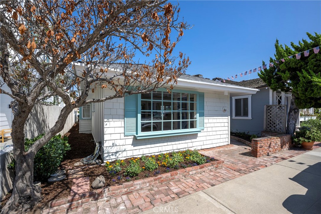122 Apolena Avenue
